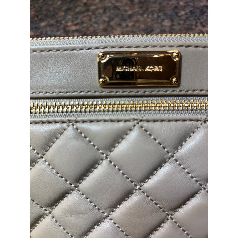 Michael Kors Sophie Quilt Large Leather Zip Clutch Taupe Excellent Cond - Picture 2 of 11